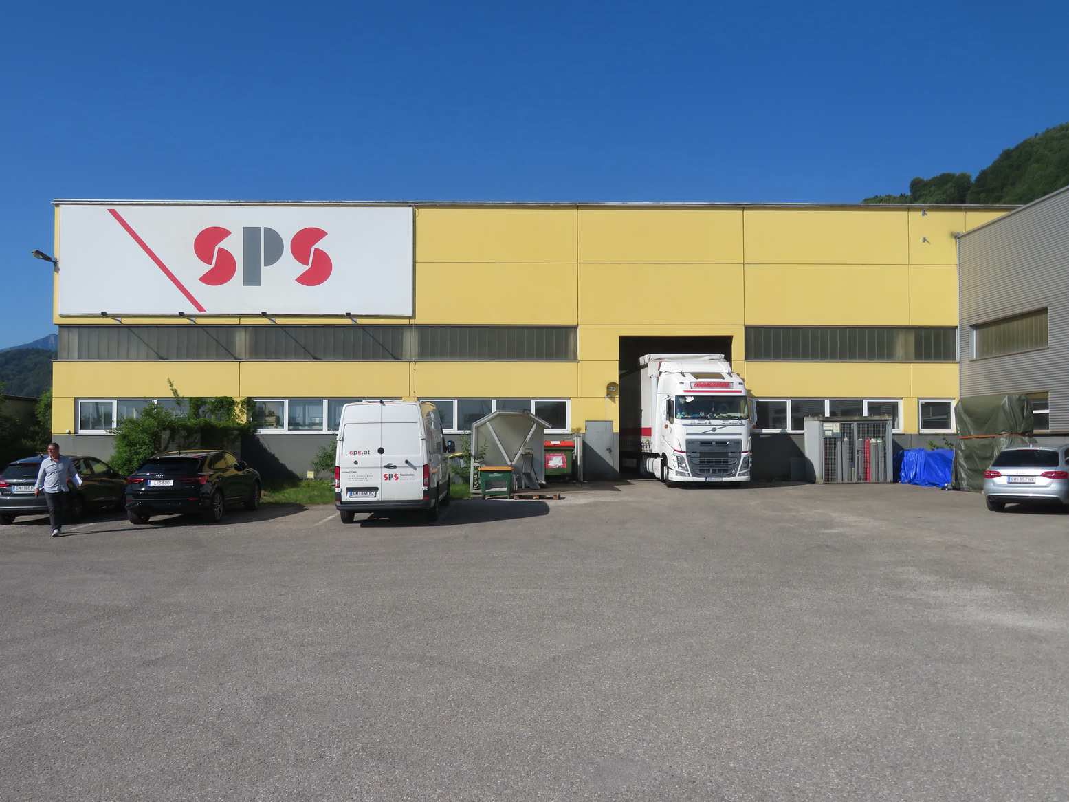 Hallenansicht mit SPS-Logo und LKW-Zufahrt
