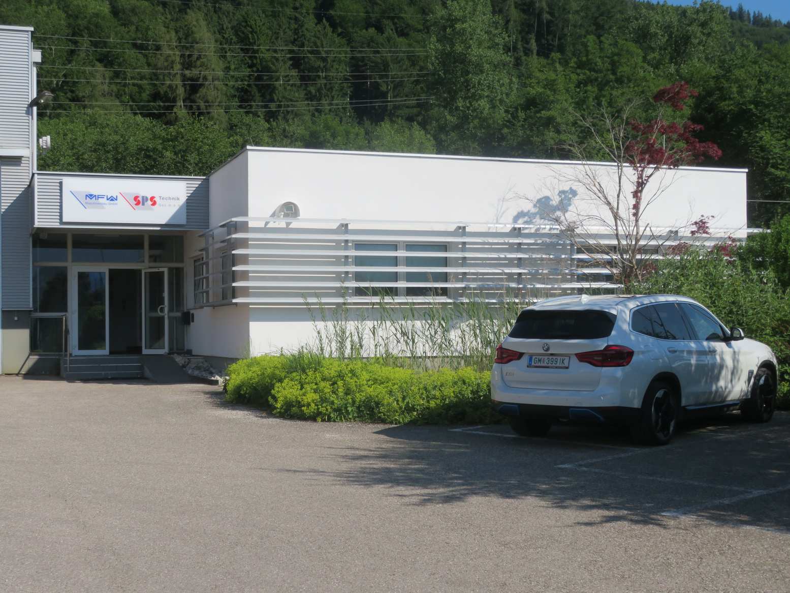 Bürogebäude mit begrünter Vorfahrt