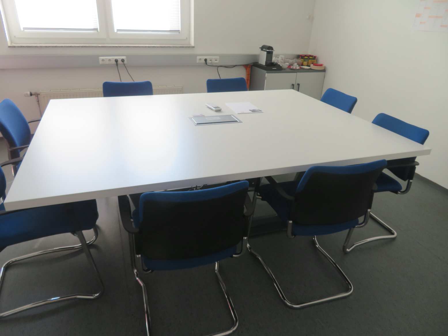 Besprechungsraum mit großem Konferenztisch